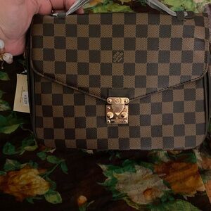 Elegant Checkered Crossbody Bag